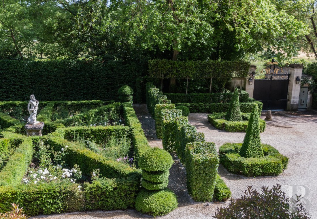 Sur les bords de Loire à l’est de Tours, les dépendances d’un manoir du 18e siècle et son jardin labellisé « remarquable » - photo  n°4